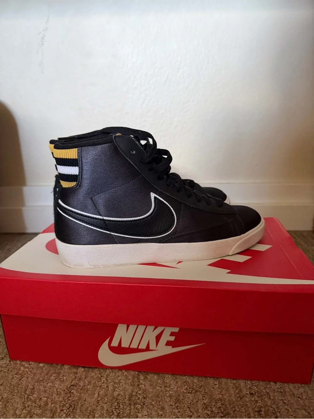 Nike Woman Black High-Top Sneakers with Yellow Stripe Detail